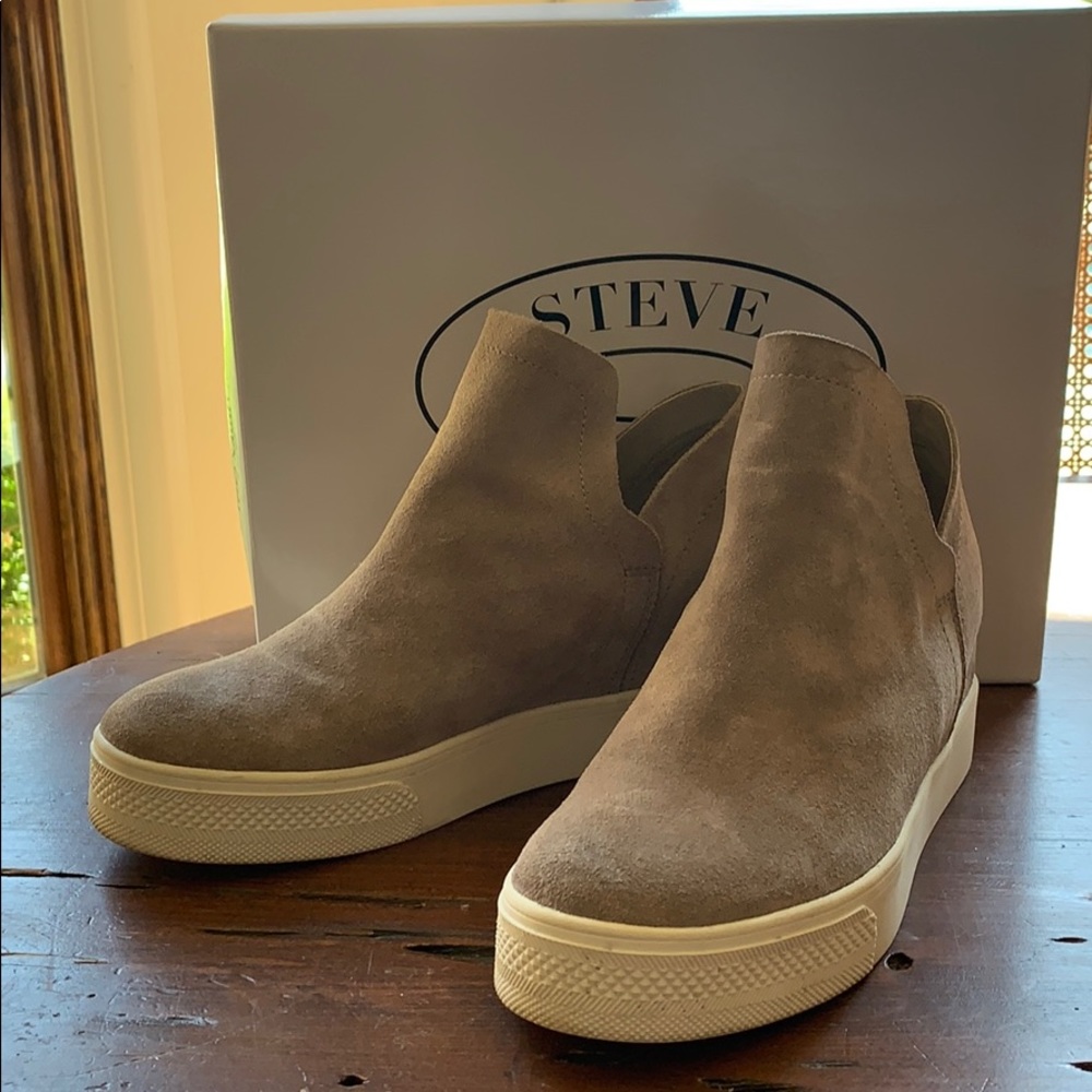 Steve Madden Wrangle taupe suede wedges